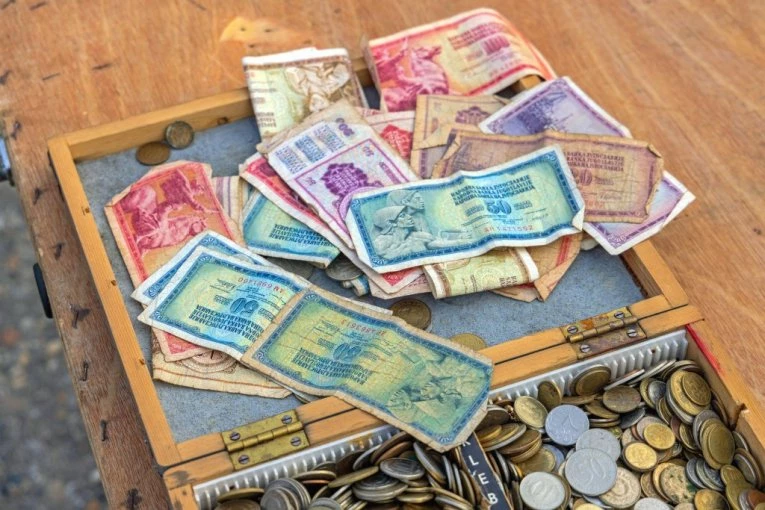 AKO IMATE OVU NOVČANICU OD 100 DINARA, MOŽETE DOBITI DESETINE HILJADA EVRA: Proverite odmah stare štekovе, možda ležite na pravom BOGATSTVU! (FOTO)