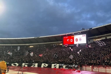 PRAVI "RAT" NA TRIBINAMA: Grobar se popeo na krov, pa ZAPALIO TRANSPARENT za Tuđmana! (VIDEO)