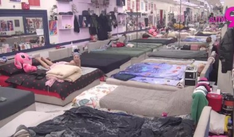 OVAKO GA JE NAMAMILA U KREVET! Maja Marinković SE SKINULA PRED KAMERAMA- silikonske grudi i zadnjica U PRVOM PLANU! (GALERIJA)