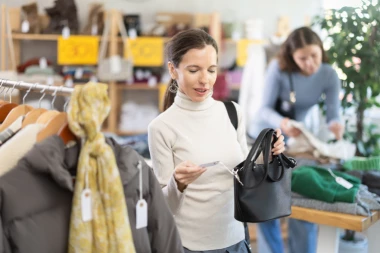UŠLA U SEKND HEND I DOŽIVELA ŠOK ŽIVOTA! Za siću kupila torbu koja vredi pravo BOGATSTVO: Radnice napravile grešku koju će pamtiti! (FOTO)