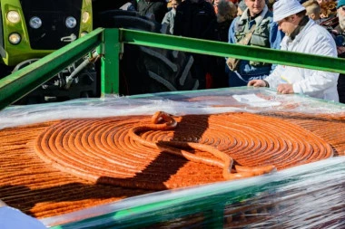 PAO SVETSKI REKORD U TURIJI! Napravljena kobasica od neverovatna DVA KILOMETRA: Nestala za manje od sat vremena! (FOTO)