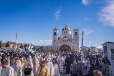 VELIČANSTVENA LITIJA ULICAMA PODGORICE: Reke vernika, monaštva i sveštenstva u krsnom hodu u slavu Svetog Simeona Mirotočivog (FOTO)