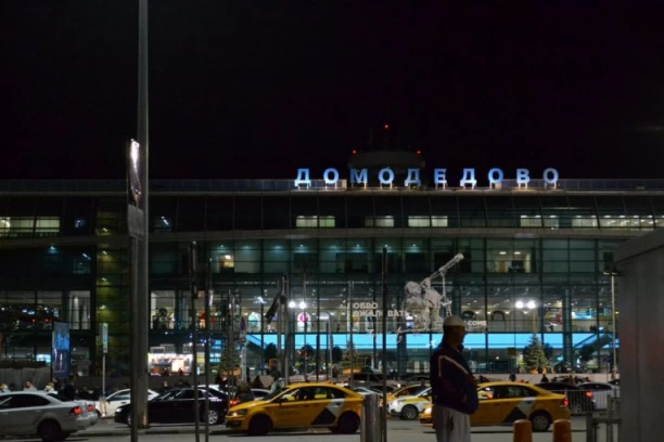 PAKAO NA NEBU IZNAD MOSKVE: Masovni napad dronovima na rusku prestonicu, hitno ZATVORENI SVI GLAVNI AERODROMI! (VIDEO)