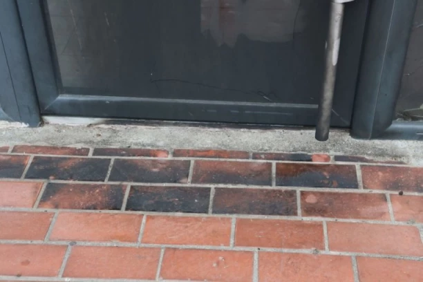 "PRETILA MI JE I REKLA DA ĆE MI POSLATI MAFIJAŠE"! Oglasio se vlasnik pogrebne radnje na koju je bačen Molotovljev koktel - HAOS U RIPNJU!