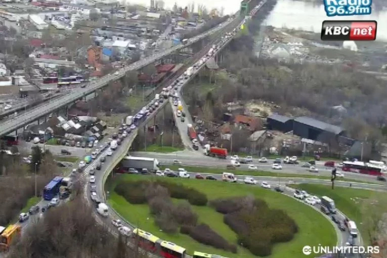 SUDARILI SE KAMION I AUTOMOBIL NA PANČEVAČKOM MOSTU! Vozilo se zarotiralo - Napravio se haos u saobraćaju!