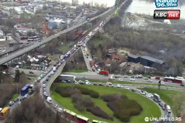 SUDARILI SE KAMION I AUTOMOBIL NA PANČEVAČKOM MOSTU! Vozilo se zarotiralo - Napravio se haos u saobraćaju!