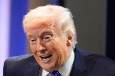 SMEJAO SE I VESELIO ZA SVE PARE: Otkriveno gde je bio i šta je radio TRAMP samo SAT VREMENA pre napada na Iran (VIDEO)