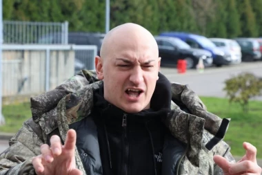 PRVO POJAVLJIVANJE DESINGERICE NAKON SKANDALA: Napravio HAOS u Šimanovcima, počeo da BESNI zbog napada! (VIDEO)