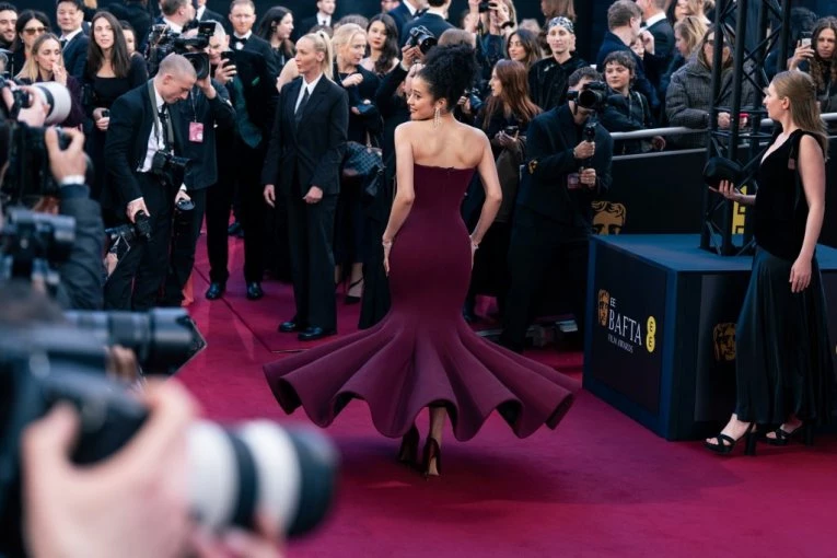 SKANDAL NA DODELI BAFTA NAGRADA, ODMAH PREKINUT PROGRAM! Uvrede odjekuju salom, GLUMCI ZANEMELI NA SCENI!