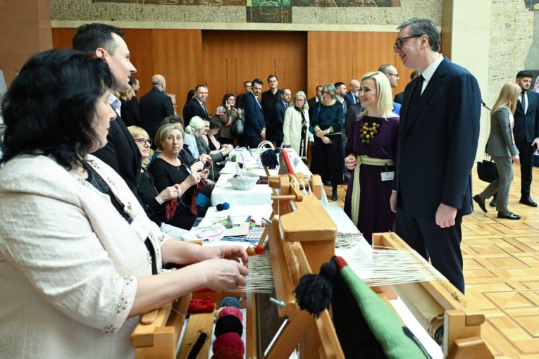 Predsednik na otvaranju izložbe "Niti državnosti"
