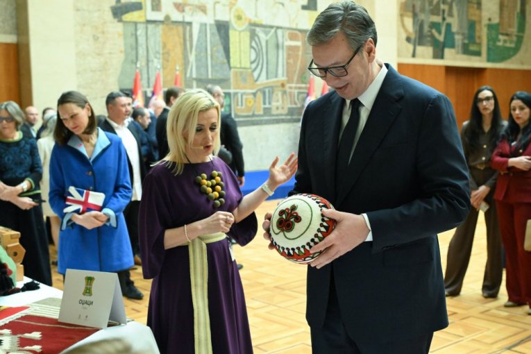 Predsednik na otvaranju izložbe "Niti državnosti"