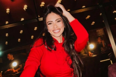 Glumica Milica Burazer spremna za PZE: Pesma intrigantnog naziva nosi MOĆNU poruku, a sestra ANA IVANOVIĆ joj je velika podrška (VIDEO)