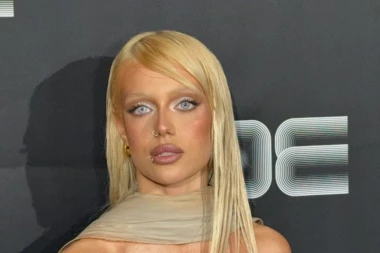 ŠOK-BOMBA NA PZE: Lores priznala sve o susretu sa Reljom Popovićem - SILIKONOM premazana od glave do pete!