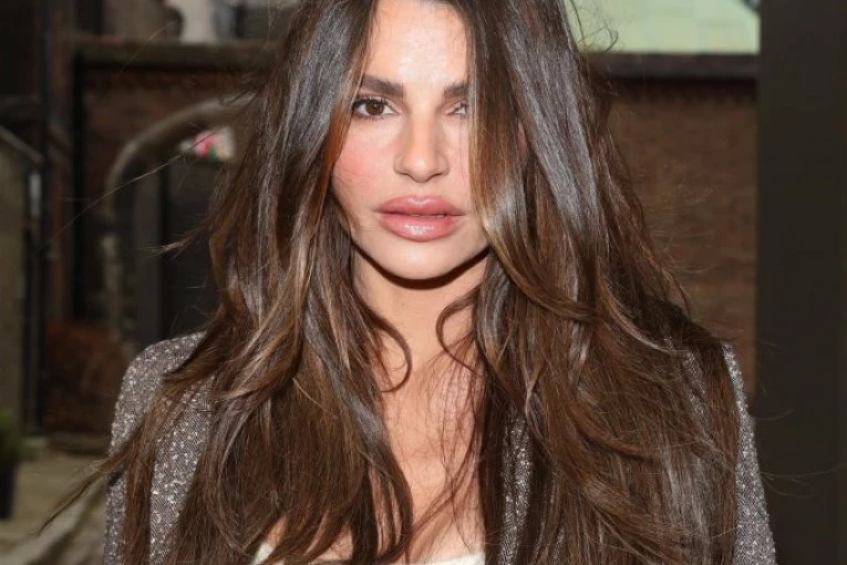 PEDOFIL EPSTAJN BIO ZALJUBLJEN U OVU ALBANSKU MANEKENKU? Hteo da joj kupi auto od 100.000 evra i da leti s njim privatnim avionom