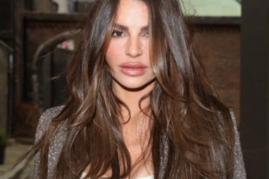 PEDOFIL EPSTAJN BIO ZALJUBLJEN U OVU ALBANSKU MANEKENKU? Hteo da joj kupi auto od 100.000 evra i da leti s njim privatnim avionom