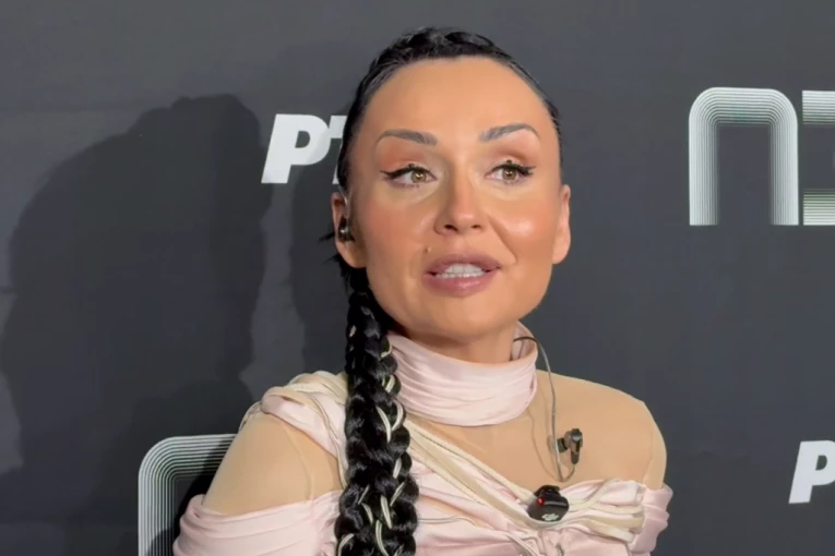 NOVI SKANDAL NA PZE 2026: Zbog Andreana Čekić nastao HAOS - "JE L' ONA DIZAJNERKA?"