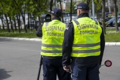 MUŠKARAC FIZIČKI NAPAO POLICAJCE PRILIKOM UVIĐAJA: Haos u Beogradu