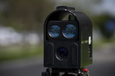 NOVE KAZNE ŠOKIRALE VOZAČE: Za telefon za volanom i pojas paprene sankcije - ZA PROLAZAK KROZ CRVENO VIŠE PUTA I DO 180.000 DINARA KAZNE!