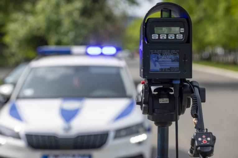 SPORIJA VOŽNJA ČUVA GLAVU! Mobilni radari love bahate vozače - OŠTRIJE KAZNE NA POMOLU!