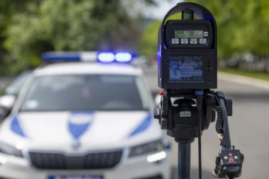 SPORIJA VOŽNJA ČUVA GLAVU! Mobilni radari love bahate vozače - OŠTRIJE KAZNE NA POMOLU!