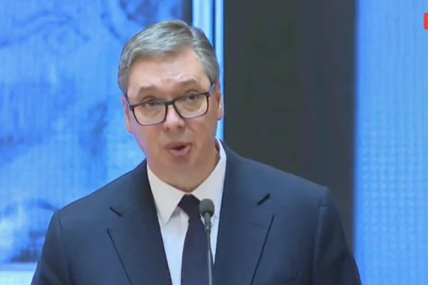 PREDSEDNIK U NEDELJU GOST EMISIJE "IZMEĐU REDOVA"! Vučić o svim najvažnijim pitanjima u nedelju u 13.05!