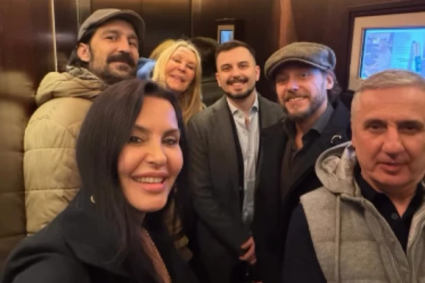 SLAVILO SE DO ZORE! Elena Karaman s bivšim, sadašnjim, sinovima, majkom i očuhom! (FOTO)