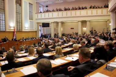 NEZAPAMĆEN SKANDAL U ZAGREBU! Skupštinom odjekivale najbrutalnije psovke:  Sednica se pretvorila u uličnu svađu