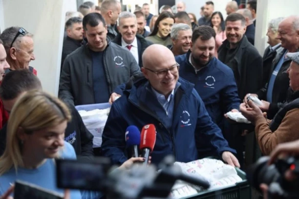 LIDER SNS VUČEVIĆ SA NARODOM U BAJINOJ BAŠTI KOJI SU DALI PODRŠKU IZBORNOJ LISTI "ALEKSANDAR VUČI- BAJINA BAŠTA NAŠA PORODICA" Evo šta je poručio