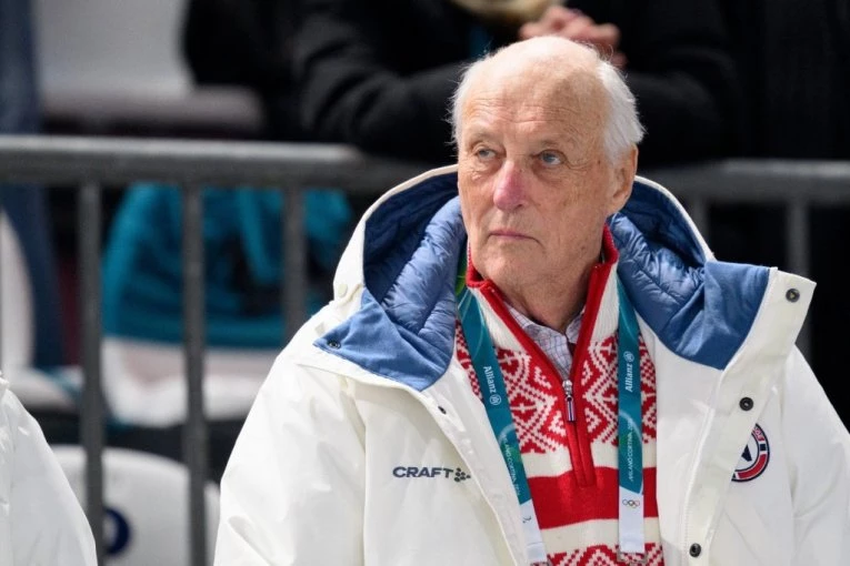 KRALJ U BOLNICI: Dobio infekciju kože na nozi, lekari se JAKO ZABRINULI