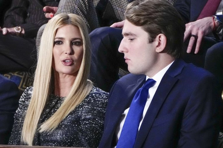 "NE PODRŽAVAM JE": Tenzije na skupu, KOGA SU OGOVARALI Baron i Ivanka Tramp? Melanija je stajala nemo pored njih (VIDEO)