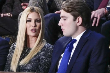 "NE PODRŽAVAM JE": Tenzije na skupu, KOGA SU OGOVARALI Baron i Ivanka Tramp? Melanija je stajala nemo pored njih (VIDEO)