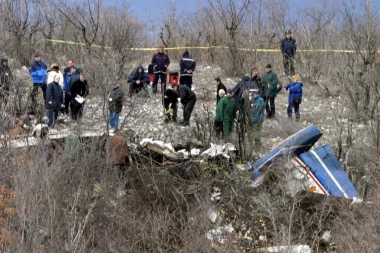 SRUŠIO SE AVION, POGINULO NAJMANJE 15 LJUDI! Nakon pada letelice, gomila NOVČANICA letela pored beživotnih tela - prolaznici se grabili za pare!