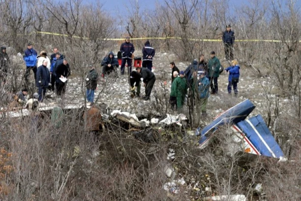 SRUŠIO SE AVION, POGINULO NAJMANJE 15 LJUDI! Nakon pada letelice, gomila NOVČANICA letela pored beživotnih tela - prolaznici se grabili za pare!