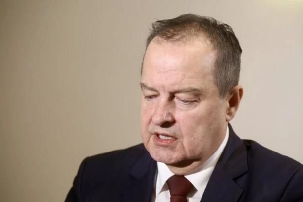 "ZNATE, MOJ ŠEĆER JE JUTROS BIO 20"! Ministar Dačić se bori za život, do sada se samo jednom požalio na zdravlje - POLICAJCI LJUTI, PARTIJSKI DRUGOVI DEMONSTRIRAJU PROTIV MENE!