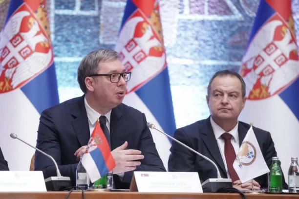 PREDSEDNIK VUČIĆ "OTERAO" DAČIĆA U BOLNICU KADA JE VIDEO KAKO IZGLEDA! Drama pre komemoracije u Skupštini Srbije!