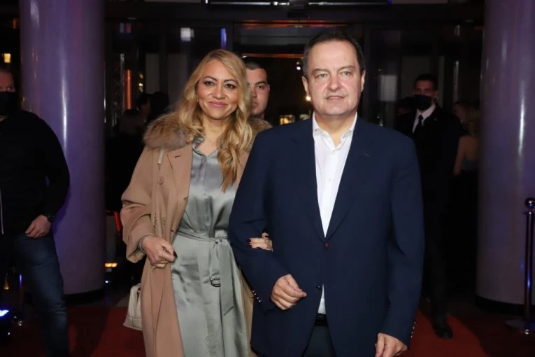 PLESALA U GRUPI "ĐOGANI FANTASTIKO", PORODICA JOJ NA PRVOM MESTU! Ovo je supruga Ivice Dačića - UZ NJEGA VEĆ 33 GODINE!