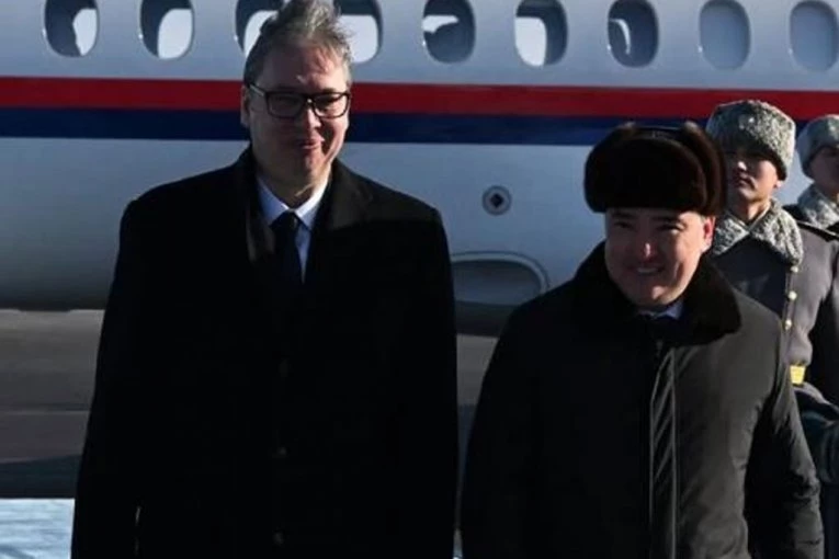 PRVA SLIKA, PREDSEDNIK SRBIJE SLETEO U ASTANU: Vučić dočekan uz sve počasti (FOTO)