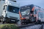 JEZIVA NESREĆA: Kamion se ZAKUCAO u voz, vozač POGINUO, šestoro povređeno - požari BUKNULI na mestu sudara!