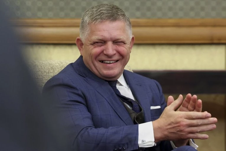 FICO USRED NOĆI DOSTAVLJAO HLEB: Premijer Slovačke za 1. maj pokazao kako brine o radnicima (VIDEO)