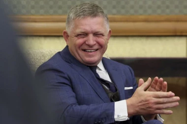 FICO USRED NOĆI DOSTAVLJAO HLEB: Premijer Slovačke za 1. maj pokazao kako brine o radnicima (VIDEO)