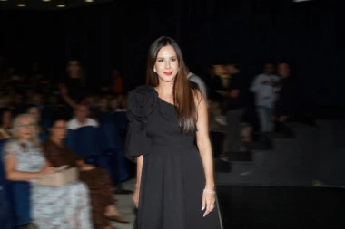 TAMARA VUČIĆ zablistala u Rimu: Ova BOJA je hit nastupajućeg proleća, a model suknje podseća na zlatno doba Holivuda (FOTO)