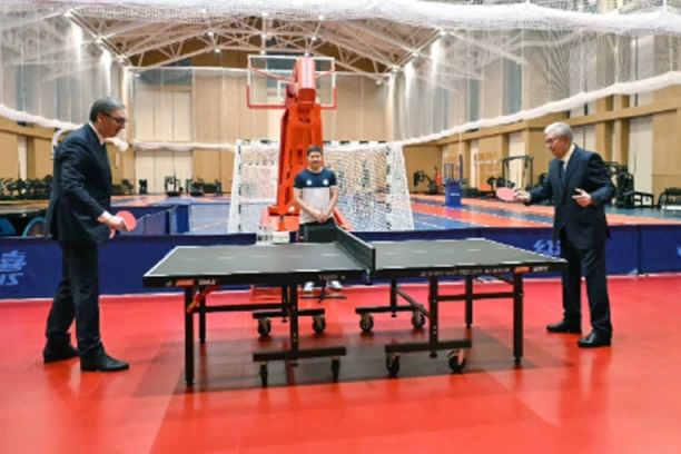 "IGRAP SAM SA NAJBOLJIM STONOTENISEROM MEĐU POLITIĆARIMA!" Vučić u Astani u izdanju kakvom ga nikada niste videli! (FOTO)