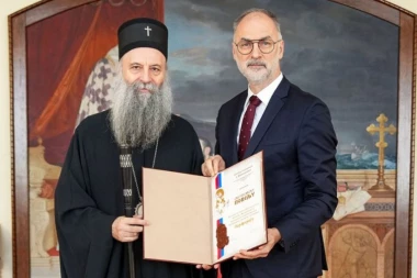 GEST KOJI GOVORI VIŠE OD REČI: Makedonci patrijarhu Porfiriju uručili Svetosavsku povelju