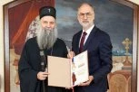 GEST KOJI GOVORI VIŠE OD REČI: Makedonci patrijarhu Porfiriju uručili Svetosavsku povelju