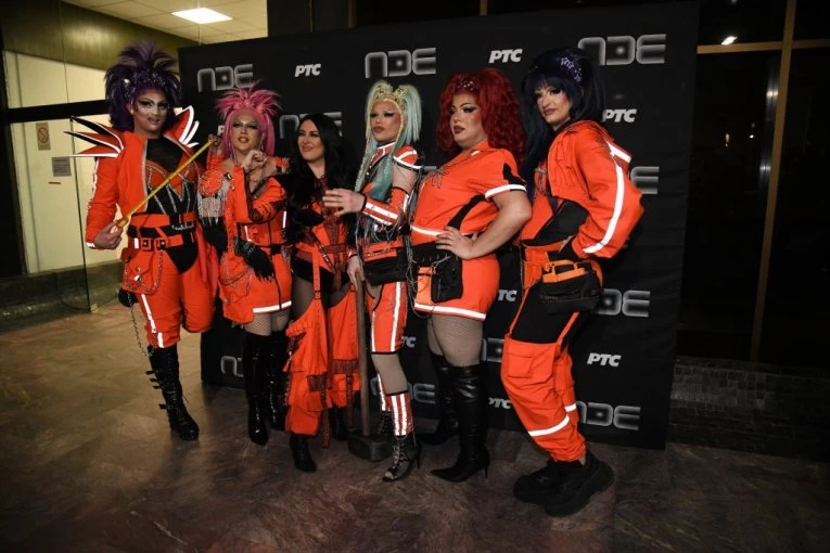 HAOS PRED FINALE PZE! Harem Girls i Ivana Krunić TRAKTOROM stižu ispred RTS, osvanuo ŠOK-SNIMAK! (VIDEO)