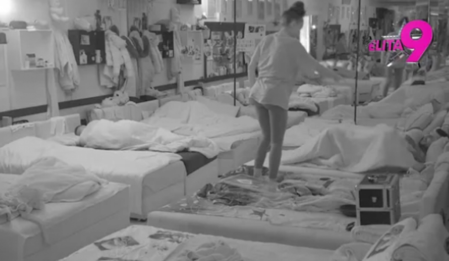 SKANDALČINA! Pao PRVI SOČAN POLJUBAC Maje i Asmina - Nije mogao da joj odoli!