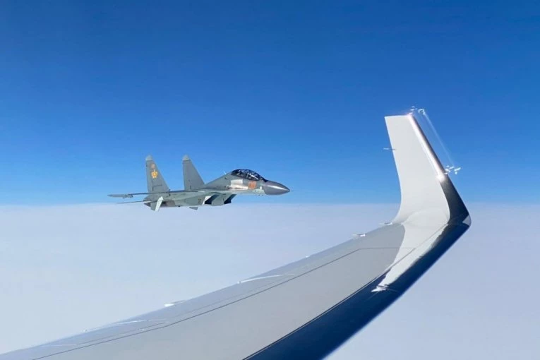 VAZDUŠNA OPASNOST U EVROPSKOJ ZEMLJI, DIGNUTI NATO LOVCI! Građanima stiglo upozorenje na telefone, borbeni avion srušio dron