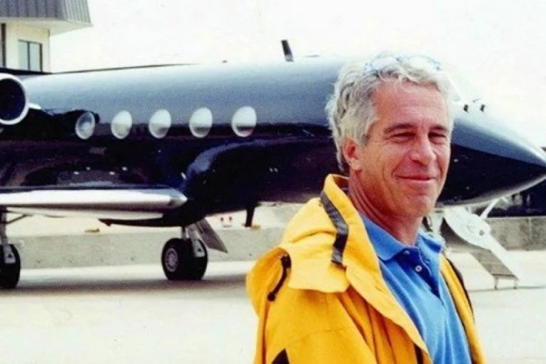 EPSTAJNOV AVION NA VOJNIM BAZAMA! Britansko Ministarstvo odbrane pokreće ISTRAGU nakon otkrića ŠOKANTNIH dokumenata!