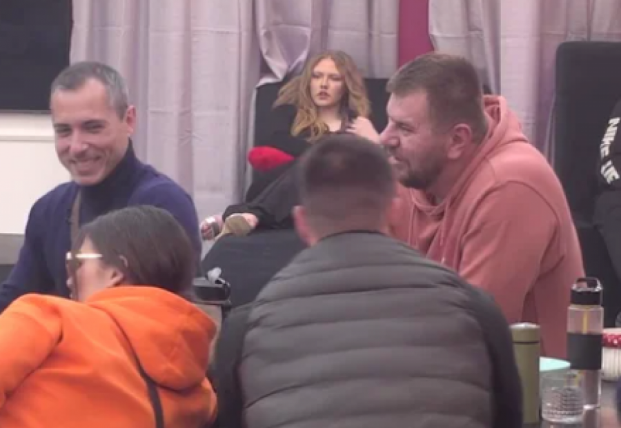 PODIVLJALA KAČAVENDA! Popela se na STO, pa počela da URLA iz petnih žila - DRAMA kakva se ne pamti!