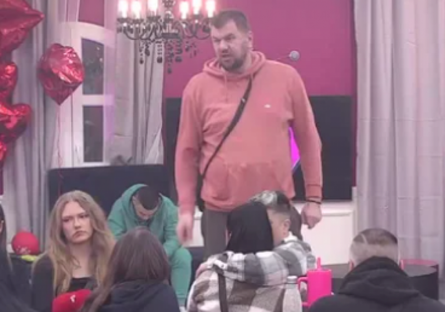 PODIVLJALA KAČAVENDA! Popela se na STO, pa počela da URLA iz petnih žila - DRAMA kakva se ne pamti!